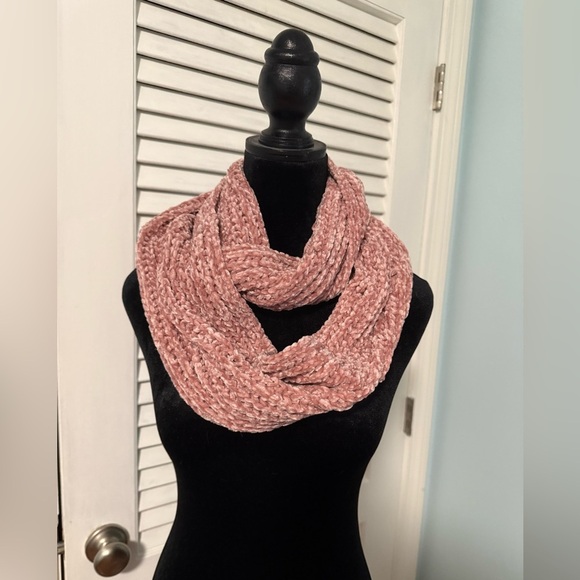Mia and Tess Infinity Scarf in Soft Pink so Soft and beautiful. - Picture 1 of 4